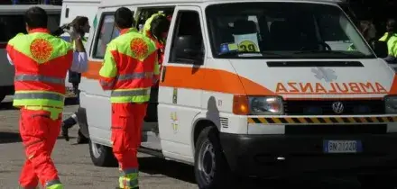 Studente prova a buttarsi dalla finestra a scuola, prof lo afferra al volo per le gambe e lo salva