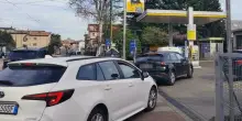 Benzina in aumento, assalto ai distributori: i veicoli della polizia rimangono senza carburante