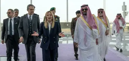 Meloni, missione a sorpresa nel Golfo. Ma niente Kuwait: rischi a causa dei droni e razzi iraniani