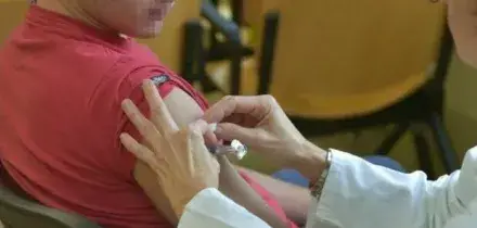 Meningite a Parma, adolescente in terapia intensiva. L'appello dei medici: &laquo;Chiunque abbia preso questi autobus faccia la profilassi&raquo;