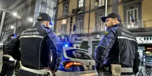 Rapina, aggredisce due turisti e ferisce due agenti della municipale: 30enne arrestato a Napoli