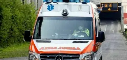 Bus con 50 persone a bordo si schianta contro un'auto: un morto e cinque feriti