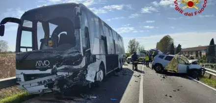 Incidente a Portegrandi, auto invade la corsia opposta e si schianta contro un bus (con a bordo 50 persone): un morto e 5 feriti