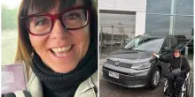 &laquo;La sclerosi multipla mi aveva tolto l'autonomia, ho reagito grazie alle mie figlie: ora guido un'auto speciale e non sono pi&ugrave; un peso&raquo;