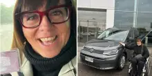 &laquo;La sclerosi multipla mi aveva tolto l'autonomia, ho reagito grazie alle mie figlie: ora guido un'auto speciale&raquo;