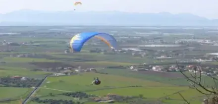 Capaccio Paestum, uomo cade in mare da un parapendio