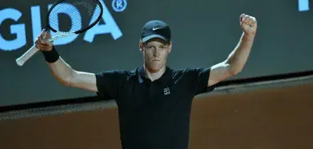 Montecarlo: Jannik Sinner vince il doppio con Bergs e avanza agli ottavi
