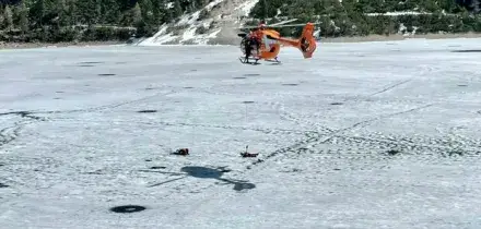 Lago di Braies, si rompe il ghiaccio: cinque persone finiscono nell'acqua gelida, due in ipotermia
