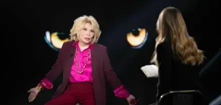 Amanda Lear e i m&eacute;nage &agrave; trois: &laquo;Con Salvador Dal&iacute; niente sesso, era impotente. Bowie? Faceva un po' schifo. Mio marito era bisessuale&raquo;