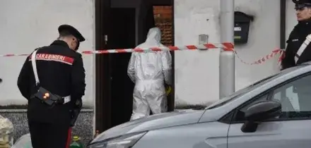 Ragazzo di 21 anni accoltella i genitori e il fratello minore a Fano, due feriti sono gravissimi. Il giovane: &laquo;Ci pensavo da tempo&raquo;