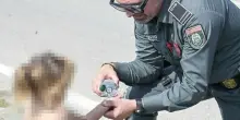 Bambina di 3 anni vaga da sola sul ciglio della strada, soccorsa e salvata da una guardia giurata