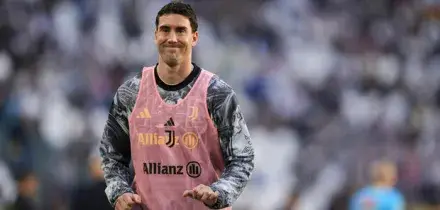 Vlahovic, lesione al polpaccio: l'attaccante out tre settimane dopo l'infortunio nel riscaldamento contro il Genoa