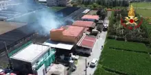 Pompei, incendio a un deposito di elettrodomestici e a delle serre: l'operazione dei vigili del fuoco
