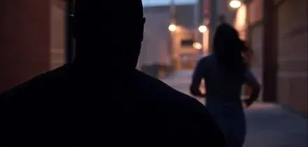 Aggredita dal marito dopo il parto col bambino ancora in braccio. Morsi e pugni alla compagna, arrestato 25enne