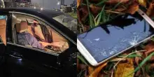 Furto in auto, sconosciuto ritrova il cellulare in un parco e rintraccia il proprietario