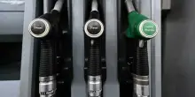 Prezzi carburanti salgono, diesel in autostrada sopra 2,2 euro e benzina a 1,8