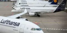 Lufthansa, centinaia di voli cancellati: sciopera il personale di volo, le tratte interessate e i rimborsi