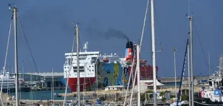 Viaggi, dopo i voli a rischio anche i traghetti. Per benzina e diesel ribassi al rilento
