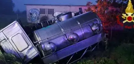Incidente a Modena, scontro tra camion per il trasporto del latte e un'auto: tre morti e un ferito grave