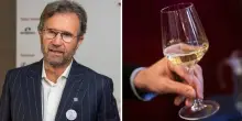 Carlo Cracco e la crisi del vino: &laquo;Prezzi alti e calo dei consumi, nei miei ristoranti serviamo il mezzo bicchiere. Cos&igrave; aiutiamo il cliente&raquo;