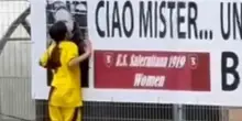 Giovane calciatrice della Salernitana U15 fa gol e corre per baciare la foto del suo allenatore morto una settimana fa