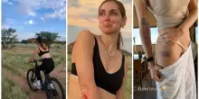 Chiara Ferragni, l'incidente durante la vacanza con il nuovo fidanzato in Africa: &laquo;Ero in bici, sono caduta sulla sabbia&raquo;