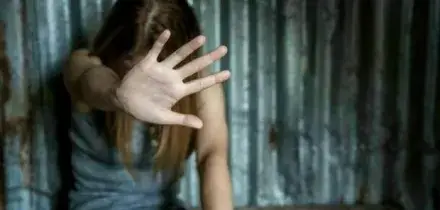 Ragazza di 23 anni violentata e filmata da 7 amici durante una festa in casa, caccia ai video dello stupro di gruppo in 15 telefoni