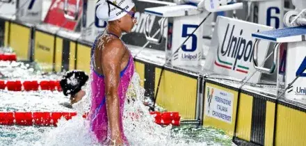 Sara Curtis illumina la vasca degli Assoluti. Record italiano sui 50 metri dorso