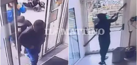 Rapina in banca al Vomero: il momento dell'ingresso nella filiale dei 3 malviventi