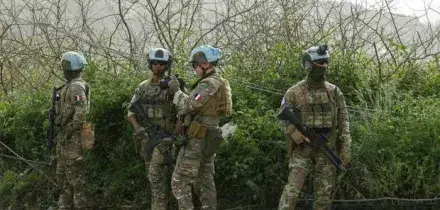 Attacco contro i caschi blu in Libano, ucciso un sergente francese e feriti tre soldati. Macron: &laquo;Responsabilit&agrave; di ?Hezbollah&raquo;?