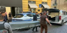 Operaio trovato morto nel negozio in ristrutturazione: mistero in centro a Napoli, la verit&agrave; dall'autopsia