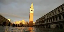 &laquo;Venezia sta affondando, per salvarla sarebbe necessario spostarla&raquo;: l'idea in un nuovo studio