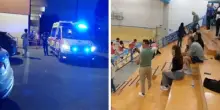 Pugni tra genitori sugli spalti durante la partita di calcetto, nella bolgia un anziano precipita dai gradoni e sbatte la testa. Partita sospesa