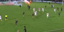 Follia a Monopoli, tifosi del Foggia aggrediscono i calciatori: l'invasione di campo con il passamontagna VIDEO