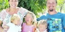 Famiglia nel bosco, uno dei bimbi con gli occhi pieni di lacrime: &laquo;Voglio tornare a casa&raquo;