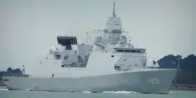 Fregata olandese tracciata con un dispositivo bluetooth e una cartolina, scortava la portaerei Charles de Gaulle