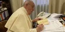 Papa Francesco, la foto inedita in ufficio a un anno dalla morte: &laquo;Rispondeva a migliaia di mail e ogni giorno comunicava con Gaza&raquo;