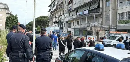 Ruspe in azione a Melito, abbattimento di un negozio abusivo nel rione 219