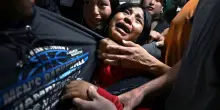 World Press Photo 2026, vince lo scatto di una famiglia di migranti in lacrime (separata dall'Ice)