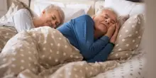 Anziani, dormire troppo durante il giorno aumenta le probabilit&agrave; di morire? Lo studio sugli effetti negativi del sonno