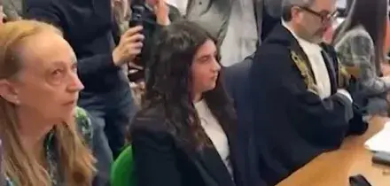 Chiara Petrolini impassibile alla lettura della sentenza, poi scoppia a piangere con i genitori. La difesa: &laquo;Vittima della sua patologia&raquo;