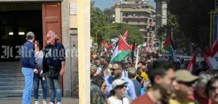 Spari al corteo del 25 aprile a Roma: coppia ferita da tre colpi di pistola da softair, caccia a un uomo con casco e giubbotto mimetico