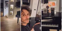 Fabrizio Moro dove vive, la casa nel verde a Formello. Il soggiorno "tempio" della musica, i ritratti dei figli, i vinili e il guerriero cinese
