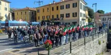 Saluti romani al raduno di Dongo per commemorare Mussolini, antifascisti protestano e cantano "Bella Ciao"