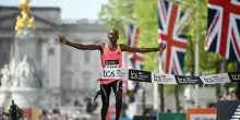 Oltre il muro, il keniano Sawe vince la maratona di Londra in meno di due ore
