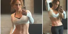 Jennifer Lopez, la foto a 56 anni con gli addominali da urlo. Dieta e allenamenti: la regola della mattina, la cena classica e le ore di sonno