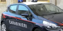Bimbo di 2 anni bloccato dentro l'auto, le urla dei genitori: i carabinieri salvano il piccolo