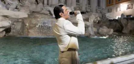 Achille Lauro e la truffa per incontrarlo. &laquo;Versa 10mila e vedrai dal vivo il tuo idolo&raquo;: lei fa i bonifici ma i manager erano falsi