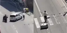Napoli, uomo armato di spranga semina il panico ai Colli Aminei: ferito un anziano