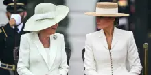 Melania Trump e la regina Camilla, i look per l'incontro alla Casa Bianca: dal total white ai cappelli, gli outfit (quasi abbinati)